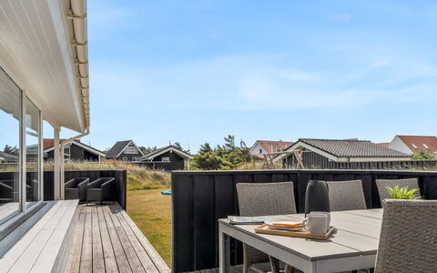 Nedelko - 250M from the Sea: Træ, Arkitektur, Veranda, Tag, Hjem, Dæk, Kompositmateriale, Skygge, Planke, Trægulve