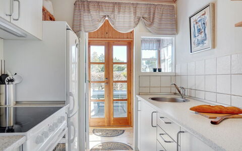 Ingebritt - 1.5Km from the Sea: Gulvbelægning, Indretning, Træ, Køkken, Etage, Møbel, Countertop, Loft, Cabinetry, Værelse