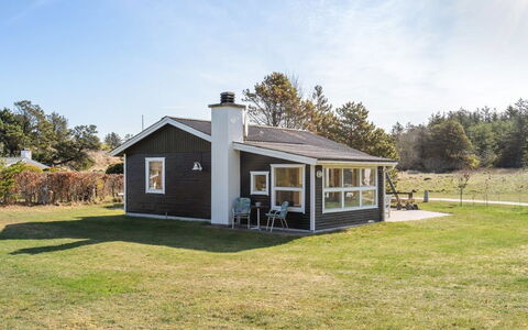 Ingebritt - 1.5Km from the Sea: Græs, Hus, Hjem, Sommerhus, Veranda, Dør, Tag, Landdistrikt, Land Lot, Sidespor