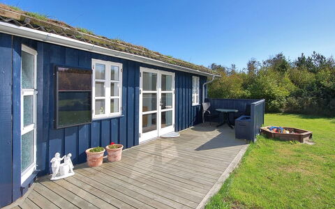 Tomke - 1.7Km from the Sea: Træ, Tag, Hus, Sommerhus, Dør, Hjem, Sidespor, Land Lot, Garden Bygninger, Skur
