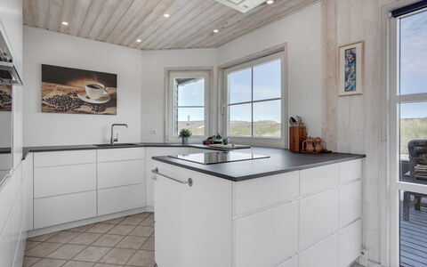 Maren - 150M from the Sea: Gulvbelægning, Træ, Køkken, Cabinetry, Etage, Loft, Countertop, Indretning, Køkken Apparat, Større Bandage