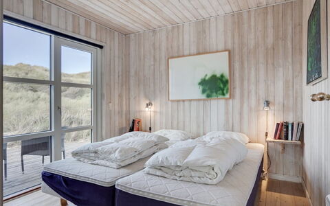 Maren - 150M from the Sea: Soveværelse, Seng, Sengetøj, Træ, Sengetøj, Møbel, Indretning, Etage, Sengetøj, Bed Frame
