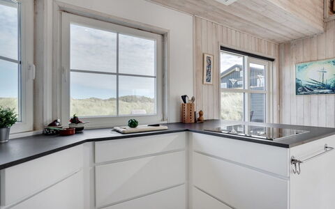 Maren - 150M from the Sea: Gulvbelægning, Køkken, Countertop, Indretning, Køkken Apparat, Etage, Cabinetry, Tap, Sanitærarmatur, Loft