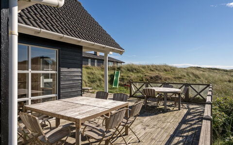 Maren - 150M from the Sea: Træ, Tag, Sommerhus, Hårdttræ, Planke, Veranda, Dæk, Trægulve, Udendørs Møbler