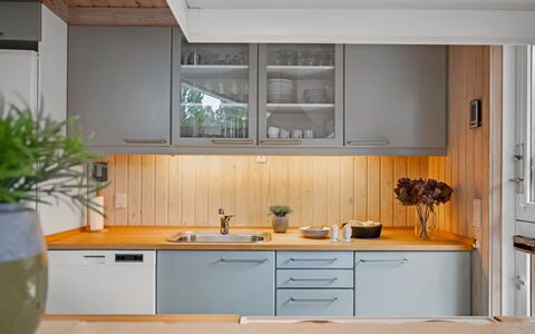 Anneke - 2Km from the Sea: Køkken, Countertop, Køkken Apparat, Cabinetry, Møbel, Indretning, Større Bandage, Gulvbelægning, Træ, Køkkenvask