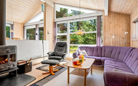 Anneke - 2Km from the Sea: Indretning, Træ, Møbel, Gulvbelægning, Stue, Loft, Etage, Værelse, Couch, Hjem