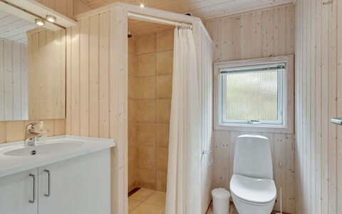 Anneke - 2Km from the Sea: Gulvbelægning, Etage, Træ, Sanitærarmatur, Indretning, Loft, Badeværelse, Håndvask, Værelse, Badeværelsesvask