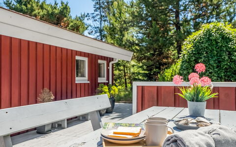 Anneke - 2Km from the Sea: Træ, Busk, Møbel, Have, Udendørs Møbler, Bejdse, Skygge, Sommerhus, Stol, Hårdttræ