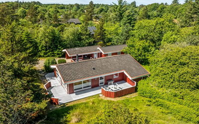 Anneke - 2Km from the Sea