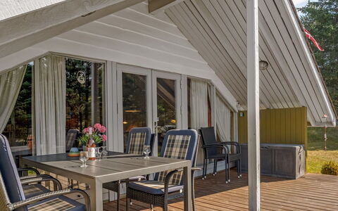 Maritha - 950M from the Sea: Træ, Skygge, Stol, Veranda, Hårdttræ, Loft, Sommerhus, Dæk, Udendørs Møbler, Planke