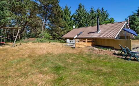 Maritha - 950M from the Sea: Bygning, Hus, Træ, Hjem, Tag, Sommerhus, Boligområde, Busk, Arkitektur