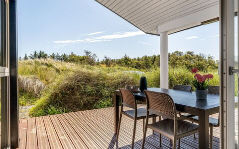 Danila - 600M from the Sea: Træ, Møbel, Trægulve, Gulvbelægning, Etage, Veranda, Indretning, Stol, Loft, Hårdttræ