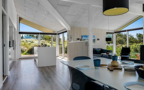 Danila - 600M from the Sea: Hjem, Dør, Skygge, Sommerhus, Estate, Garden Bygninger, Veranda, Design, Hårdttræ, Udendørs Struktur