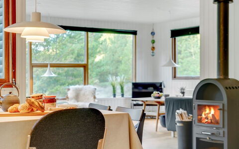 Antoinetta - 900M from the Sea: Møbel, Indretning, Gulvbelægning, Træ, Loft, Etage, Lysarmatur, Belysning, Stue, Stol