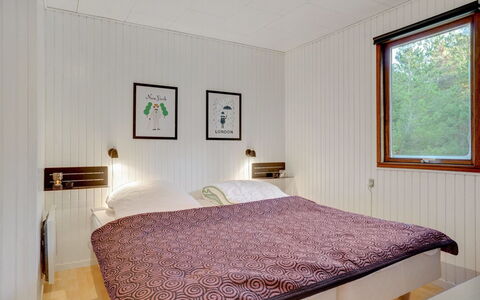 Antoinetta - 900M from the Sea: Træ, Indretning, Soveværelse, Loft, Seng, Gulvbelægning, Etage, Sengetøj, Møbel, Værelse