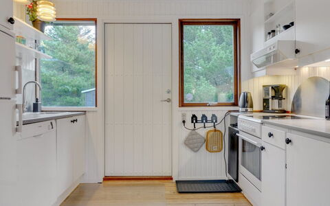 Antoinetta - 900M from the Sea: Gulvbelægning, Indretning, Træ, Køkken, Køkken Apparat, Countertop, Etage, Større Bandage, Loft, Møbel
