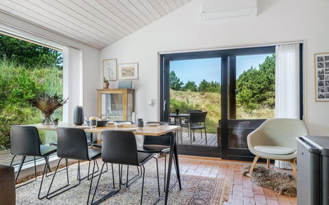 Kadife - 750M from the Sea: Møbel, Indretning, Bord, Træ, Køkken & Spisebord, Gulvbelægning, Stol, Spisestue, Etage, Loft