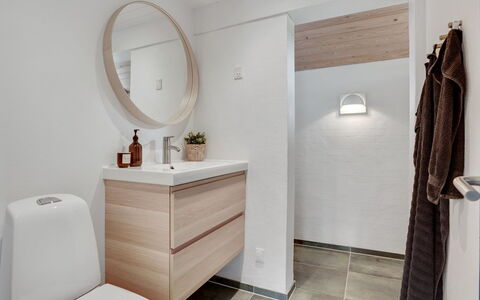 Kadife - 750M from the Sea: Gulvbelægning, Indretning, Etage, Badeværelsesskab, Sanitærarmatur, Badeværelse, Vvs, Tap, Spejl, Cabinetry