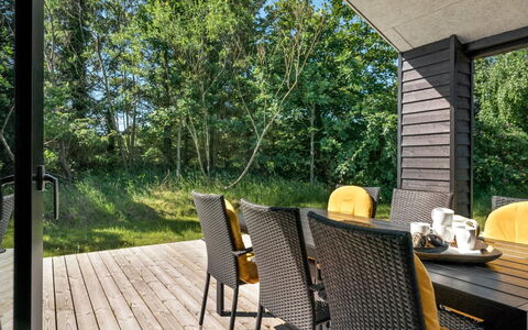 Ilmarinen - 561M from the Sea: Møbel, Stol, Land Lot, Udendørs Møbler, Hårdttræ, Udendørs Bord, Køkken & Spisebord, Skygge, Have, Eco Hotel