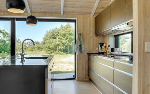 Ilmarinen - 561M from the Sea: Køkken, Køkken Apparat, Countertop, Hårdttræ, Husholdningsapparat, Bejdse, Krydsfiner, Cabinetry, Trægulve, Sanitærarmatur