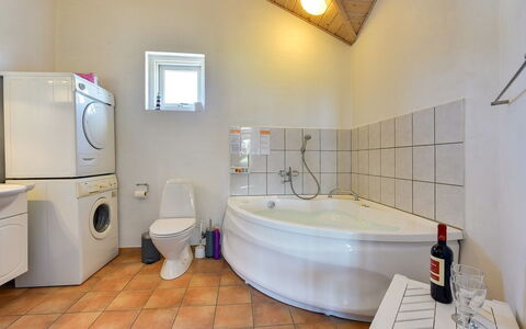 Dorethea - 300M from the Sea: Gulvbelægning, Indretning, Etage, Sanitærarmatur, Loft, Træ, Badekar, Værelse, Badeværelse, Belysning