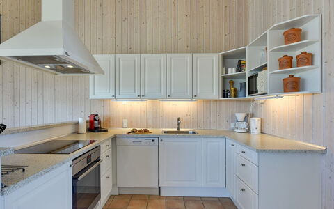 Dorethea - 300M from the Sea: Køkken, Køkken Apparat, Cabinetry, Træ, Gulvbelægning, Countertop, Indretning, Større Bandage, Skab, Loft