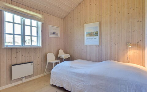 Dorethea - 300M from the Sea: Træ, Etage, Soveværelse, Gulvbelægning, Loft, Seng, Hjem, Trægulve, Sengetøj, Sengetøj
