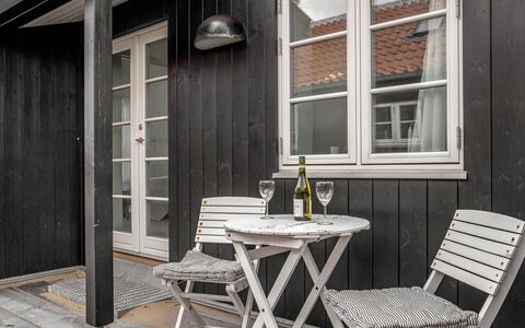 Armina - 75M from the Sea: Træ, Møbel, Gulvbelægning, Etage, Dør, Hårdttræ, Udendørs Møbler, Kompositmateriale, Stol, Planke