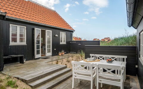 Armina - 75M from the Sea: Træ, Arkitektur, Hjem, Hus, Tag, Dør, Sommerhus, Sidespor, Hårdttræ, Dæk