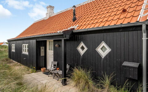 Armina - 75M from the Sea: Hus, Hjem, Tag, Boligområde, Sommerhus, Estate, Stuehus, Lawn, Landscaping, Sidespor