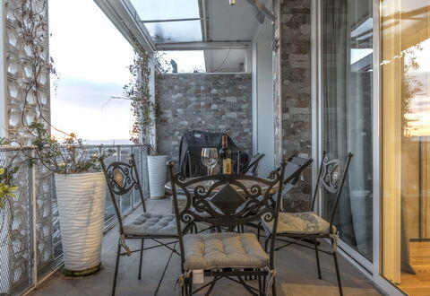 Florence Suite Apartment: Ejendom, Møbel, Stol, Indretning, Træ, Bygning, Plante, Hus, Himmel, Bord