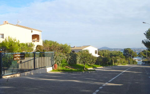 Les Hameaux de L'Ile Rousse: Sky, Plante, Himmel, Bygning, Træ, Vejbelægning, Asfalt, Land Lot, Skygge, Urban Design