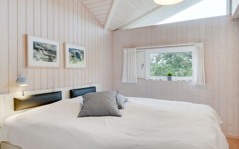 Pascal - 25M from the Sea: Soveværelse, Indretning, Træ, Seng, Loft, Gulvbelægning, Etage, Sengetøj, Hjem, Møbel