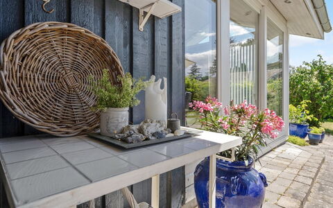 Elva - 150M from the Sea: Blomsterkrukke, Møbel, Stueplante, Stol, Udendørs Møbler, Have, Udendørs Bord, Gårdhave, Veranda