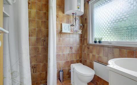 Elva - 150M from the Sea: Badeværelse, Toiletbræt, Sanitærarmatur, Væg, Toilet, Gulvbelægning, Etage, Indretning, Vvs, Tap