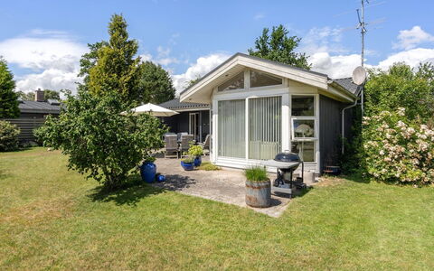 Elva - 150M from the Sea: Hus, Busk, Tag, Hjem, Boligområde, Sommerhus, Have, Estate, Lawn, Garden Bygninger