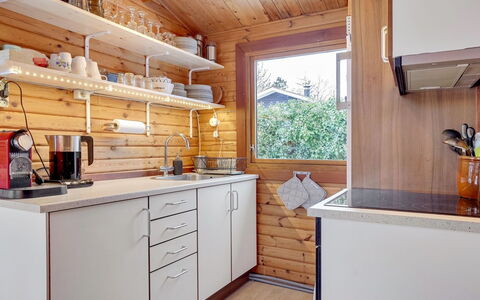 Agda - 100M from the Sea: Køkken, Countertop, Køkken Apparat, Træ, Større Bandage, Indretning, Cabinetry, Håndvask, Gulvbelægning, Køkkenvask