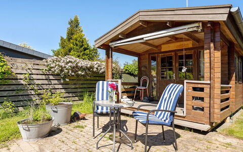 Agda - 100M from the Sea: Hus, Sommerhus, Tag, Garden Bygninger, Skygge, Skur, Backyard, Udendørs Møbler, Gård, Lawn