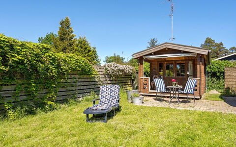 Agda - 100M from the Sea: Hus, Sommerhus, Tag, Garden Bygninger, Skygge, Skur, Backyard, Udendørs Møbler, Gård, Lawn