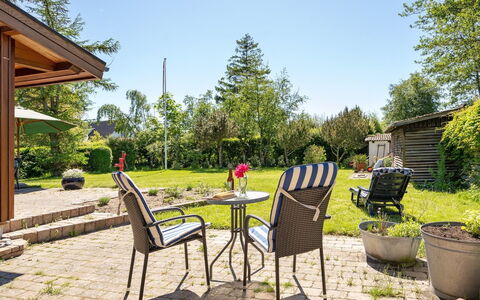 Agda - 100M from the Sea: Hus, Sommerhus, Tag, Garden Bygninger, Skygge, Skur, Backyard, Udendørs Møbler, Gård, Lawn