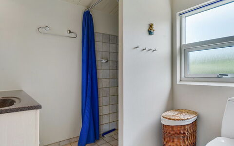 Gull - 150M from the Sea: Gulvbelægning, Etage, Sanitærarmatur, Indretning, Badeværelse, Loft, Værelse, Toilet, Vvs, Toiletbræt