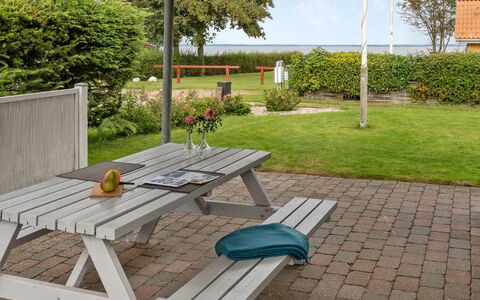 Gull - 150M from the Sea: Møbel, Udendørs Møbler, Udendørs Bench, Bord, Udendørs Bord, Picnic Bord, Bænk, Skygge, Have, Stol