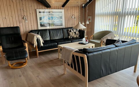 Thorgot - 400M from the Sea: Møbel, Træ, Gulvbelægning, Indretning, Etage, Couch, Stue, Trægulve, Værelse