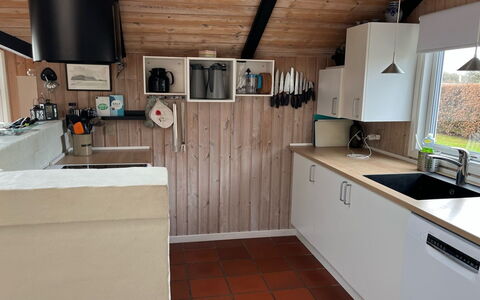 Thorgot - 400M from the Sea: Træ, Gulvbelægning, Køkken, Indretning, Countertop, Etage, Køkken Apparat, Møbel, Cabinetry, Loft
