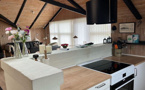 Thorgot - 400M from the Sea: Countertop, Køkken, Møbel, Gulvbelægning, Indretning, Træ, Køkken Apparat, Lysarmatur, Loft, Cabinetry