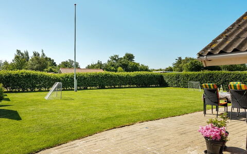 Thorgot - 400M from the Sea: Græs, Busk, Have, Land Lot, Lawn, Skygge, Landscaping, Kunstgræs