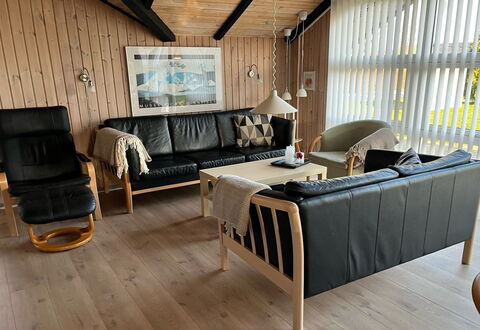 Thorgot - 400M from the Sea: Møbel, Træ, Gulvbelægning, Indretning, Etage, Couch, Stue, Trægulve, Værelse