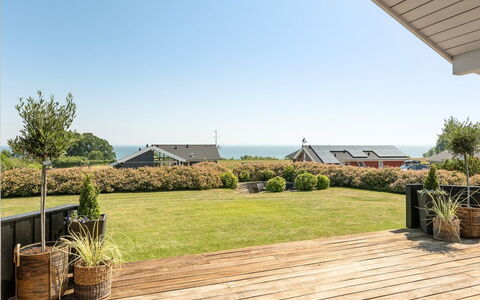 Fridtjof - 100M from the Sea: Himmel, Skygge, Dæk, Ocean, Eco Hotel, Hårdttræ, Planke, Walkway, Trægulve, Landscaping