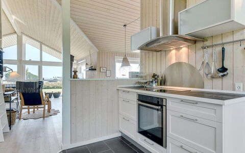 Fridtjof - 100M from the Sea: Træ, Loft, Gulvbelægning, Indretning, Køkken, Etage, Countertop, Hjem, Møbel, Trægulve