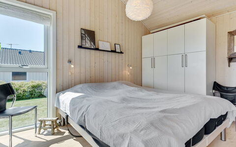 Fridtjof - 100M from the Sea: Træ, Soveværelse, Loft, Seng, Indretning, Gulvbelægning, Etage, Sengetøj, Sengetøj, Møbel